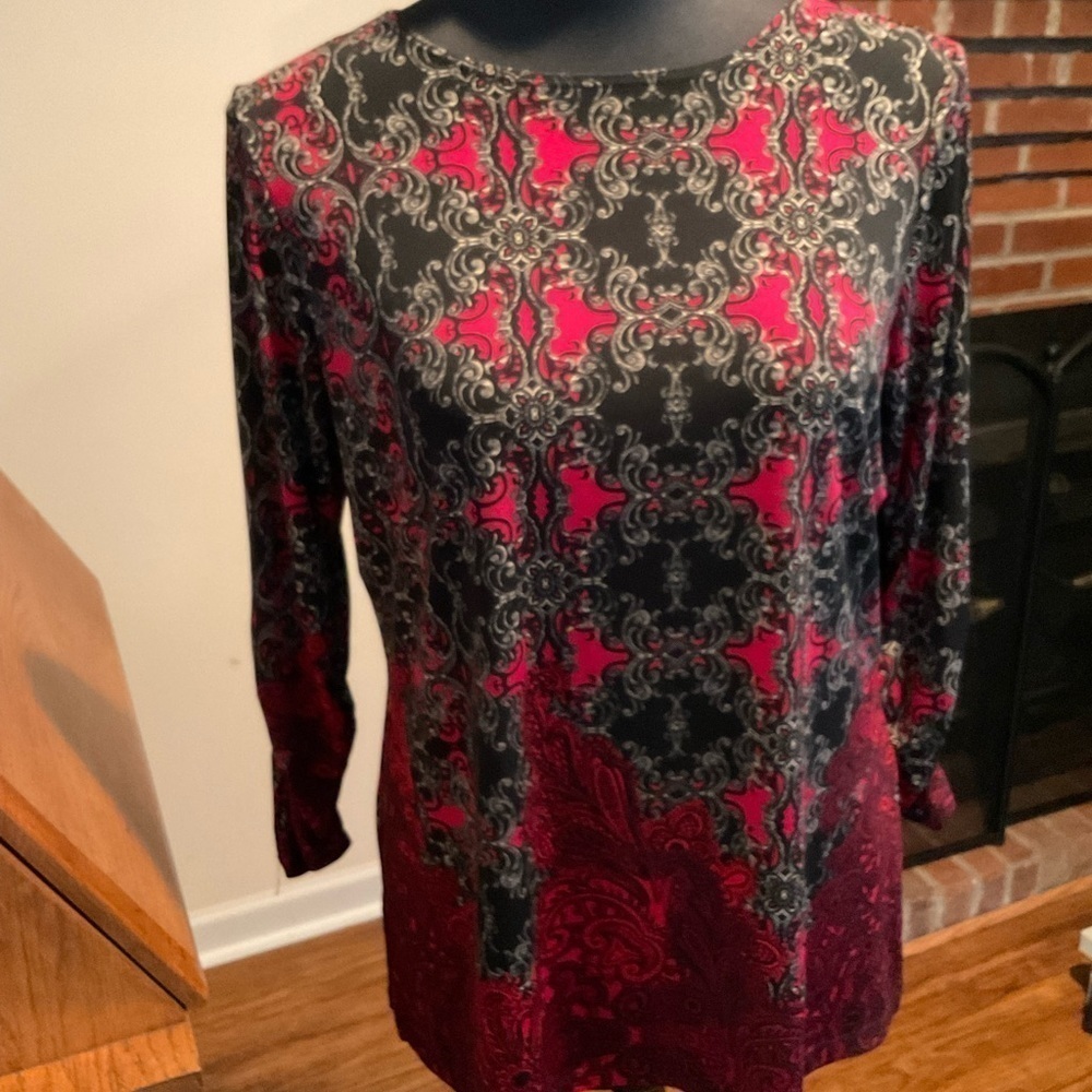 SUSAN Graver Red and Black Print Top with 3/4 Sleeves with Ruching
